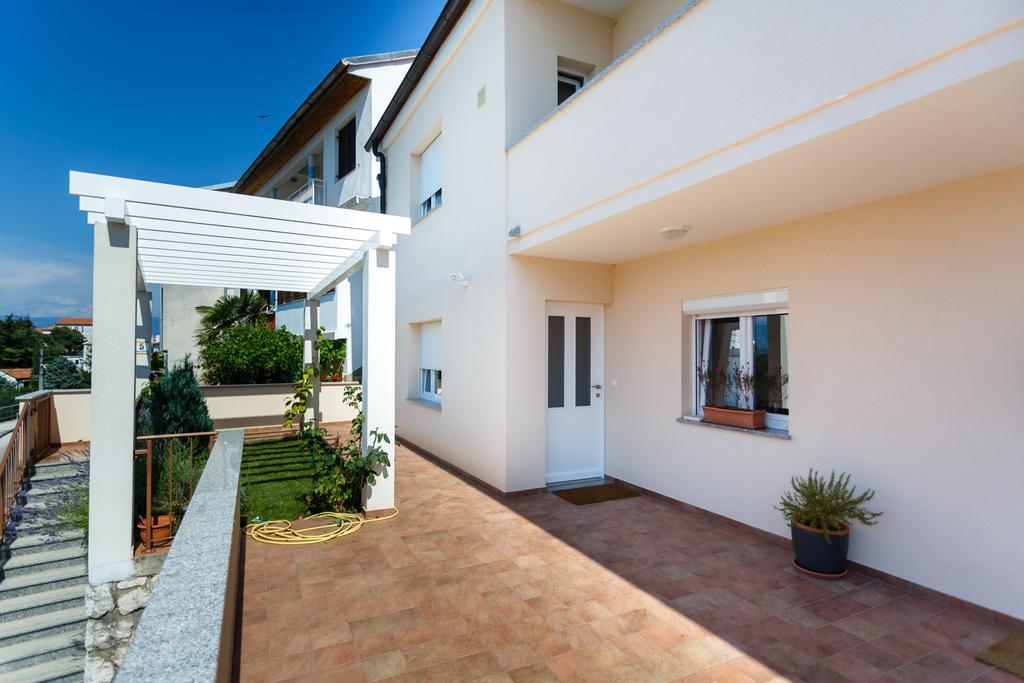 Villa Mirela Apartment Vrbnik Exterior photo